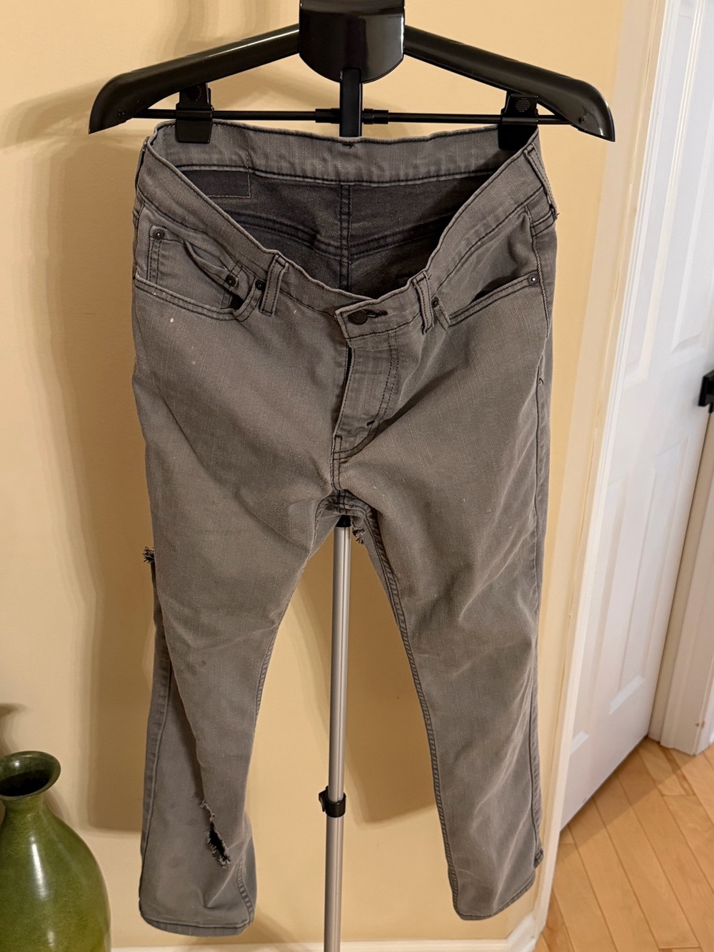 Levi’s 511 Gray Distressed Slim Fit Jeans 33x30